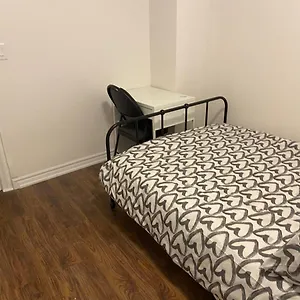 Budget Quad With En Bathroom 36b Guest house Toronto