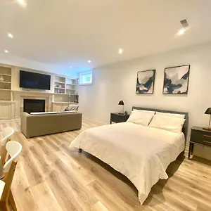 Spacious Bedroom With Living Area And Free Parking In Midtown Guest house Toronto